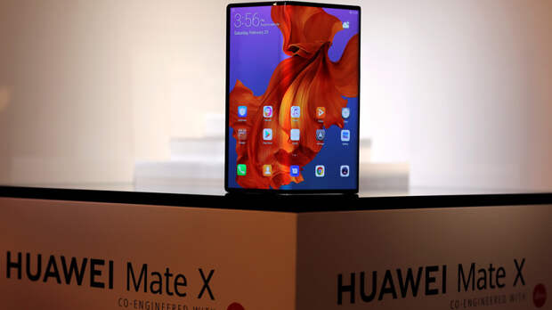 Huawei представила смартфон со складывающимся экраном