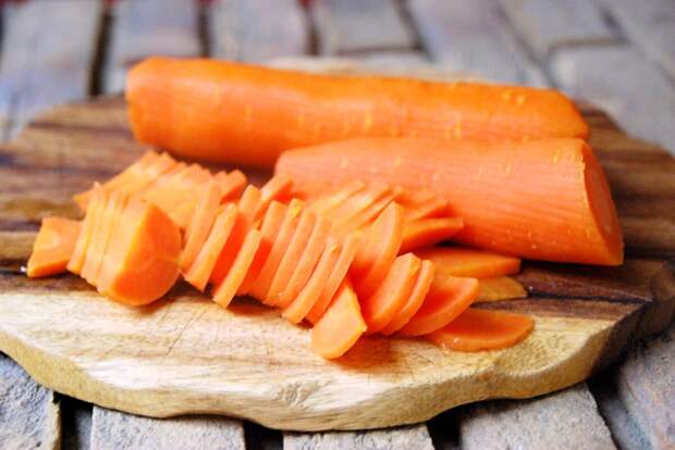 Морковь в сметанном соусе, «таком густом, что можно резать ножом». Готовим блюдо из «Унесенных ветром»