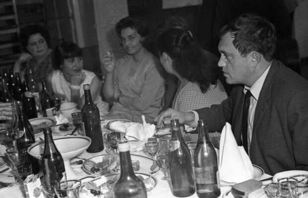 1961. Василий Аксенов за столом