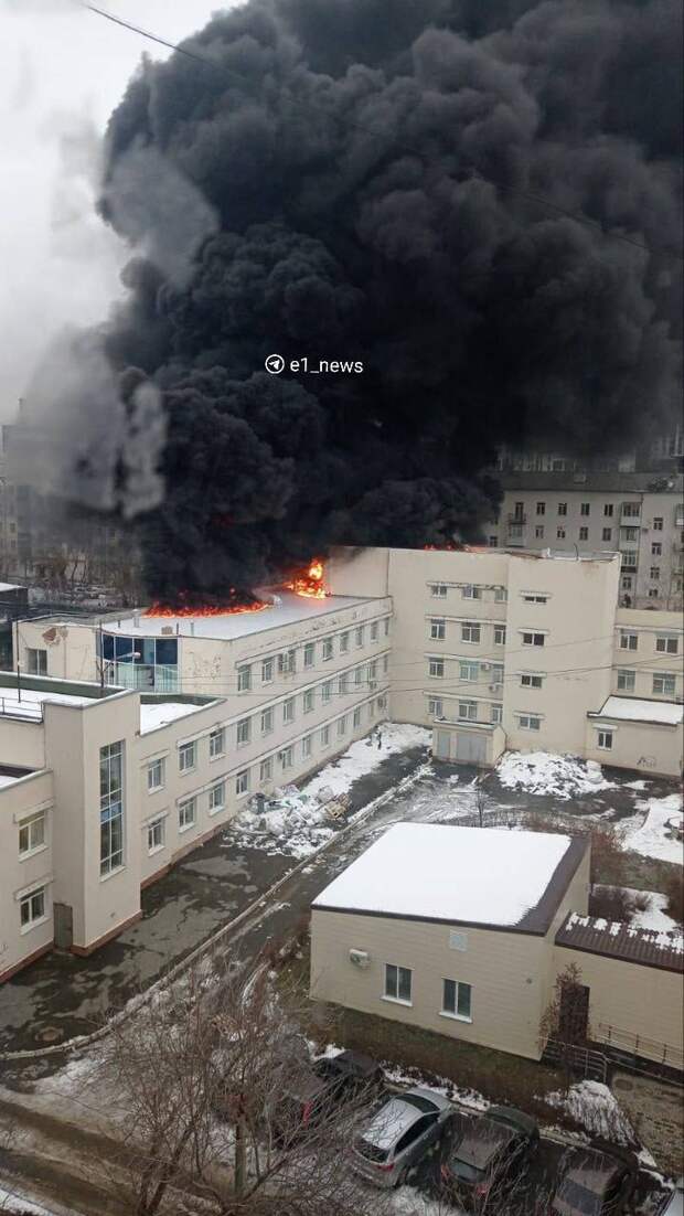 В Екатеринбурге мощный пожар произошёл на крыше одного из медучреждений города – его площадь достигла 200 м. кв. К ликвидации возгорания привлечены 13 единиц спецтехники и 39 человек личного состава, из здания эвакуировались 350 пациентов и медработников. По предварительным данным, никто из них не пострадал. Однако спасатели эвакуировали с крыши одного человека – предположительно, рабочего. Пожар мог возникнуть во время проведения ремонтных работ: там утепляли крышу и работали болгаркой. По словам очевидцев, на верхнем этаже полопались окна.