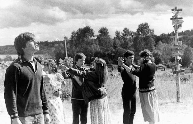 Концерт в тютовском лагере, лето 1983 года. С некоторыми из этих ребят актер дружит до сих пор Концерт в тютовском лагере, лето 1983 года. С некоторыми из этих ребят актер дружит до сих пор