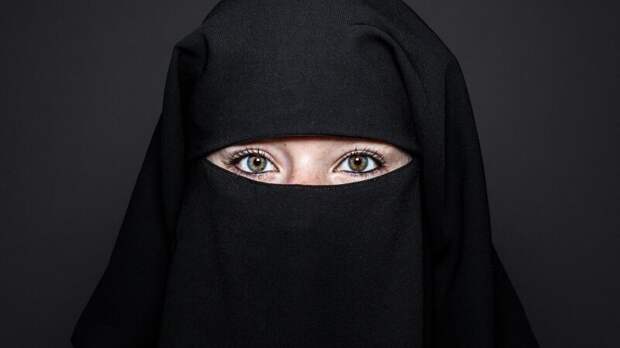 Как переходят границу женщины, которым запрещено показывать своё лицо. Они нашли выход!