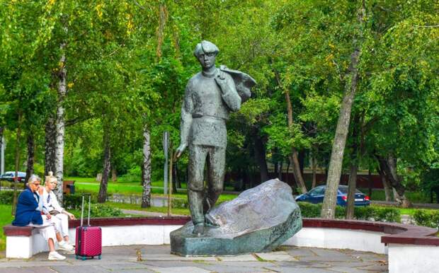 Памятник Есенину на Есенинском бульваре / Фото: Денис Афанасьев