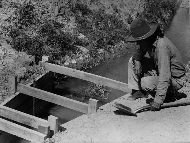 Ремонт ирригационного канала. Монаве, Аризона, 1948 индейцы, история, навахо, фотография