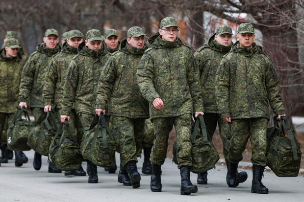 Лукашенко призвал на военную службу офицеров запаса