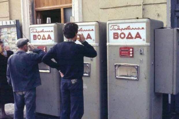Фотография: Почему в СССР все пили газировку из одного стакана и не болели №2 - BigPicture.ru