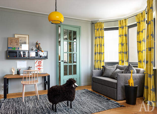 Детская. На стенах краска, Farrow & Ball; шторы, Scion; столик, Hay; ковер, ИКЕА; овечка, Meier; диван, Furman. Детская. На стенах краска, Farrow & Ball; шторы, Scion; столик, Hay; ковер, ИКЕА; овечка, Meier; диван, Furman.