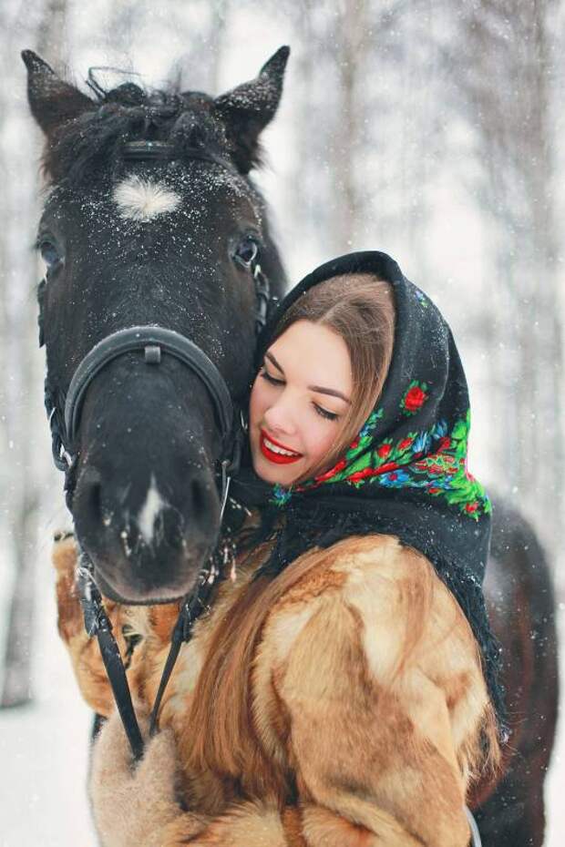 Русская девушка с лошадью. Зимняя фотосессия с лошадью. Фотосессия с лошадью зимой. Фотосессия с лошадкой зимой. Фотосессия с лошадьми.