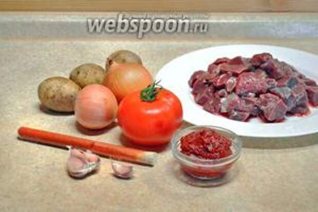 Подготовим продукты: мякоть говядины, порезанную небольшими кусочками, картофель, лук, помидор, томатную пасту, паприку, чеснок.