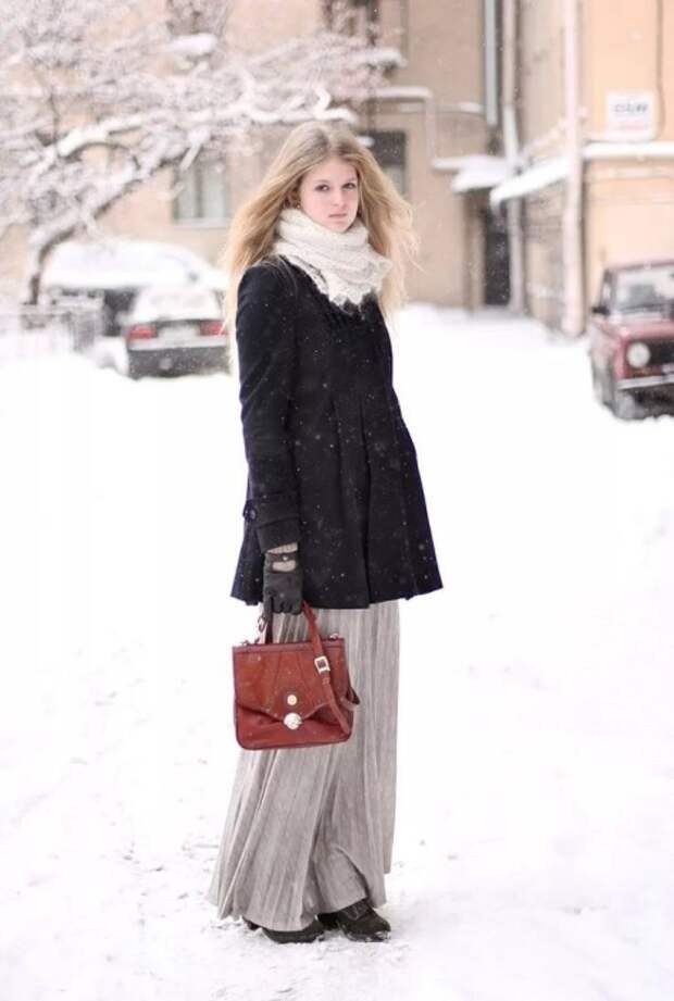 Пальто не прикрывает юбку. / Фото: Pinterest.ru