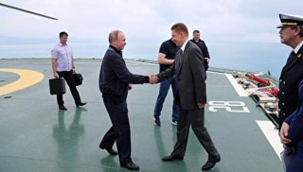 Президент РФ Владимир Путин и председатель правления ПАО Газпром Алексей Миллер на борту судна-трубоукладчика Пиониринг Спирит в Черном море. 23 июня 2017