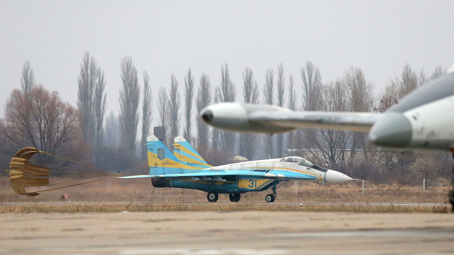 Украинский истребитель перехватил на границе самолет 