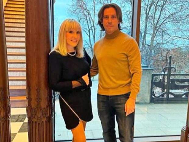 Пугачева восхитила фанатов пением в караоке, а Галкин – украшенным к Новому году замком (ВИДЕО)