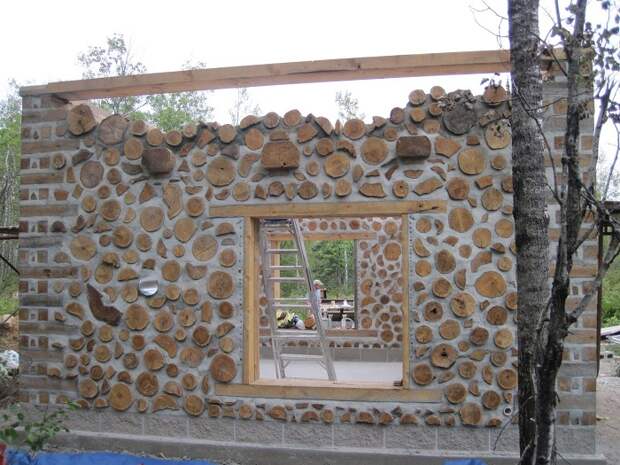 Дом из дров, который скрепляется между собой цементным раствором.