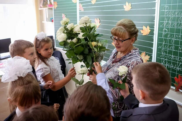 В Госдуме предложили приравнять учителей к госслужащим