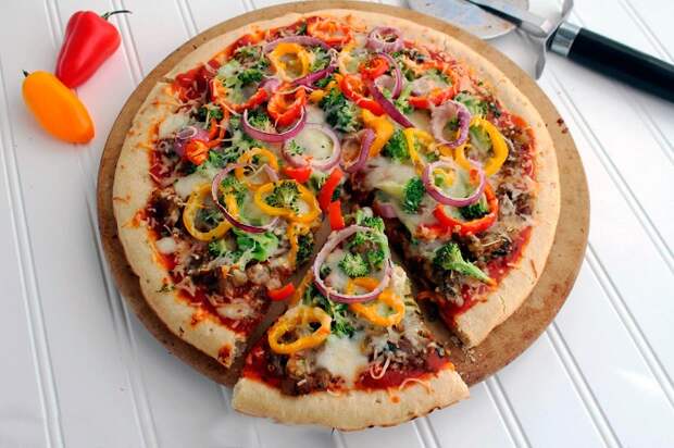Овощная пицца с соусом чили. / Фото: belraw.ru