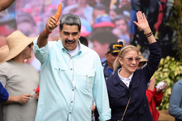 В сети появились фото изображения Мадуро с женой из дронов в небе Каракаса