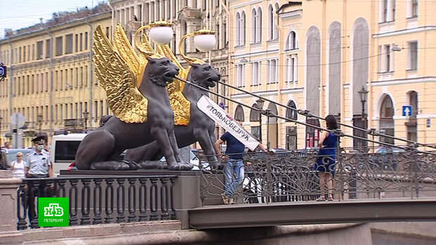 В Петербурге хулиганы исцарапали и испачкали грифонов на Банковском мосту