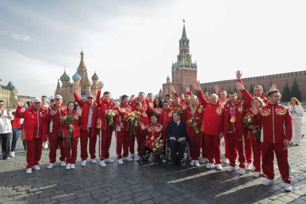 Российских паралимпийцев встретили аплодисментами на Красной площади