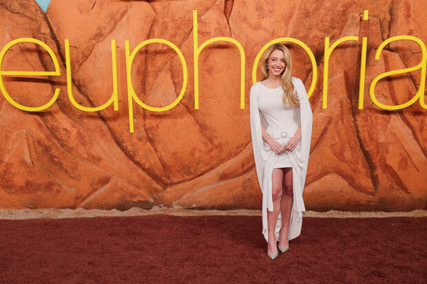 Актриса Сидни Суини показала фигуру в облегающем мини-платье