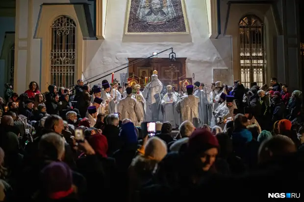 Снежная Пасха: 10 кадров с праздничного богослужения из центра Новосибирска