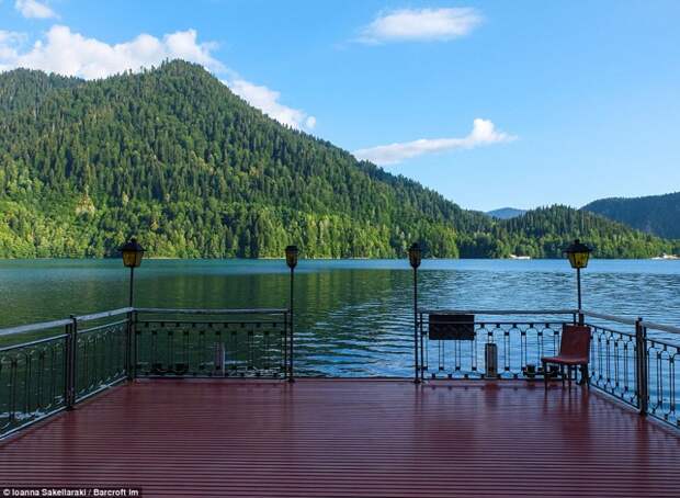 Резиденция расположена на берегу живописного озера Рица. С пристани открывается потрясающий вид на озеро, окружающие его горы и густой лес. вождь, дача, фото