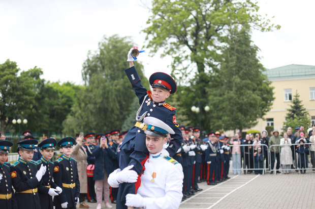 В Ставрополе более 90 кадет-выпускников президентского училища и Аксайского корпуса отметили последний звонок