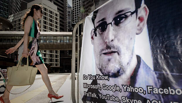 Портрет Эдварда Сноудена на улице в Гонконге. Архивное фото