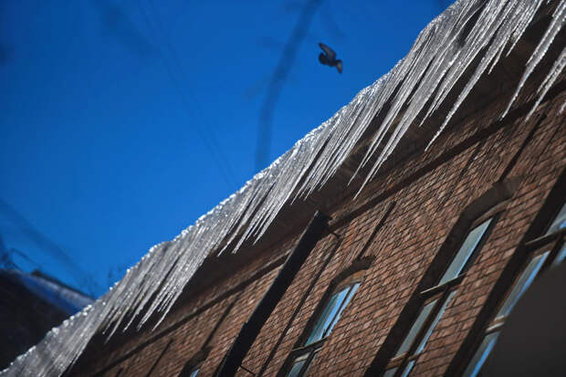 В Ступине 10-летней девочке перебило позвоночник глыбой льда