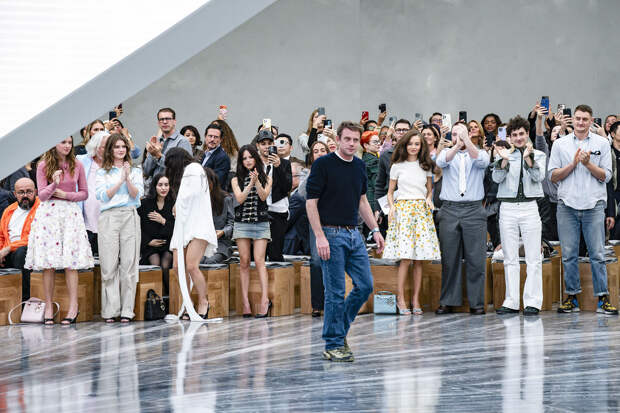 Джонатан Андерсон после показа коллекции Christian Dior Ready to Wear Весна/Лето 2026 в рамках Парижской недели моды, 1 октября 2025 года