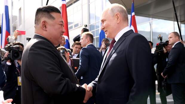 Путин и Ким Чен Ын обнялись при встрече