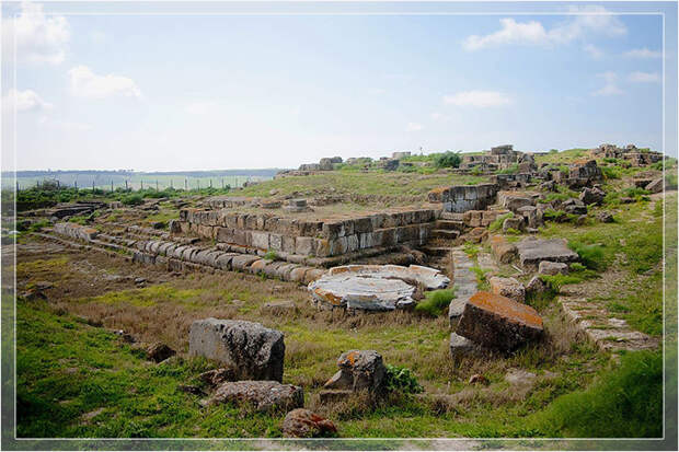 Остатки Ара делла Регина, крупнейшего из известных этрусских храмов, на фронтоне которого были крылатые кони.