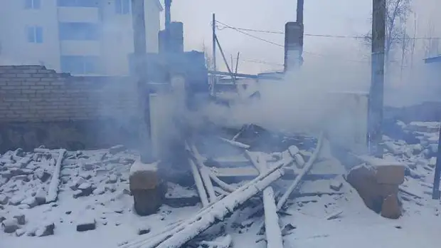 В Могоче пожарные спасли бродягу, уснувшего в подвале дома