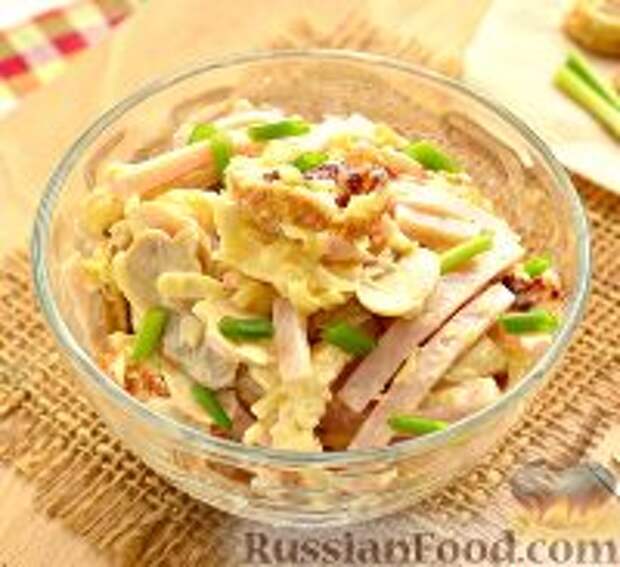 Фото к рецепту: Салат с блинчиками, ветчиной, сыром и грибами