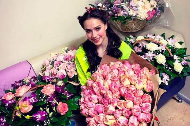 alina-zagitova-pokazala-podarki-na-18-letie-foto_1589785328388947279 (700x466, 464Kb)