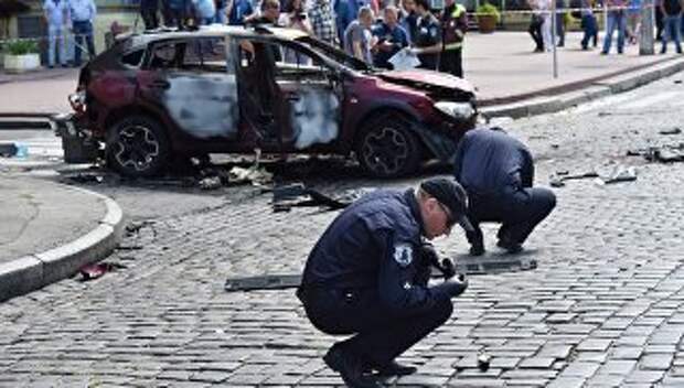 Сотрудники правоохранительных органов на месте взрыва автомобиля, в результате которого погиб журналист Павел Шеремет. Киев, Украина. Архивное фото