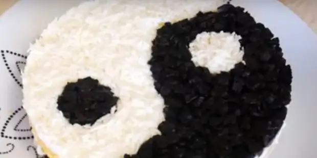 Салат с яйцами и черносливом «Инь-Ян»