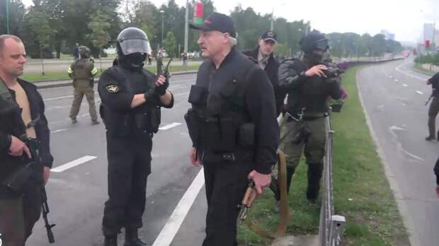 Зачем Лукашенко автомат?