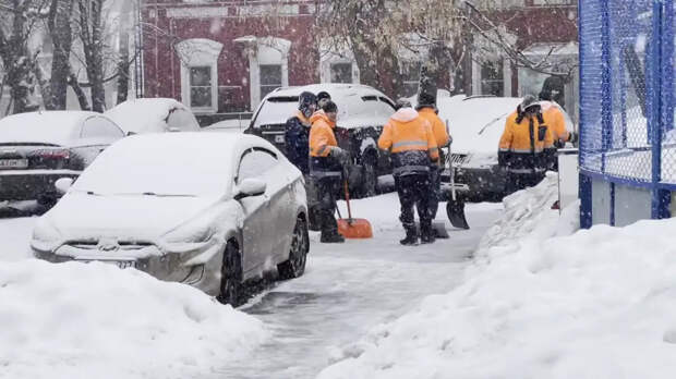 Сугробы по колено: на Подмосковье опять идет мощный снегопад