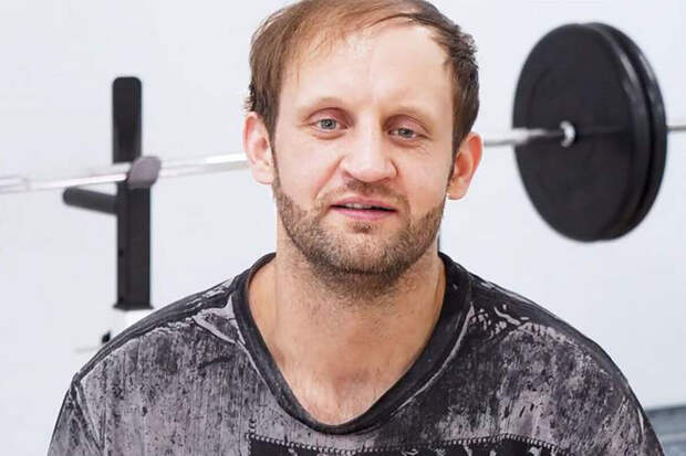 Боец Иван Емельяненко одержал победу над Леденевым в дебютном поединке на турнире в Москве