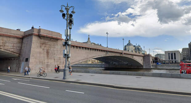 Москвичка упала с моста около парка "Зарядье"