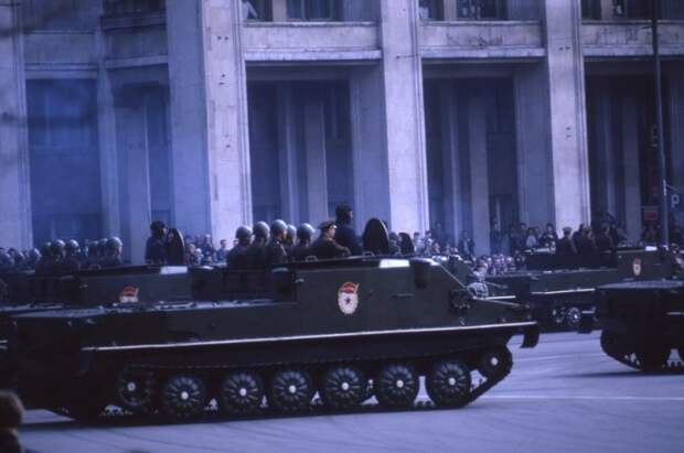 БТР-50П — бронетранспортёр на базе шасси лёгкого плавающего танка ПТ-76. СССР, военная техника, парад