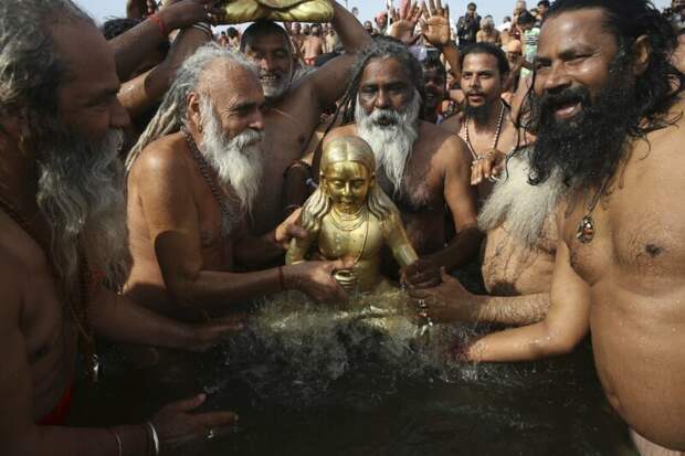Последователи Шри Панчаяти Ная Удасин Ахада проводят ритуальное омовение для их божества ганг, индия, индуизм, легенды, омовения, паломники, саддху
