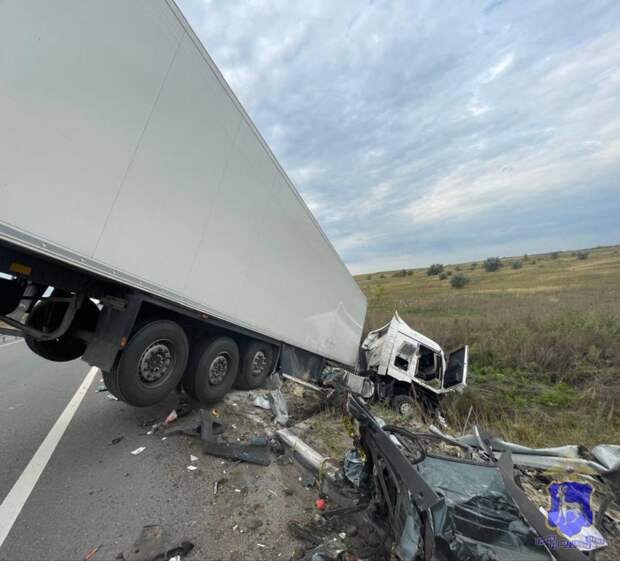 В Самарской области грузовик снес стоящую на обочине «Приору»