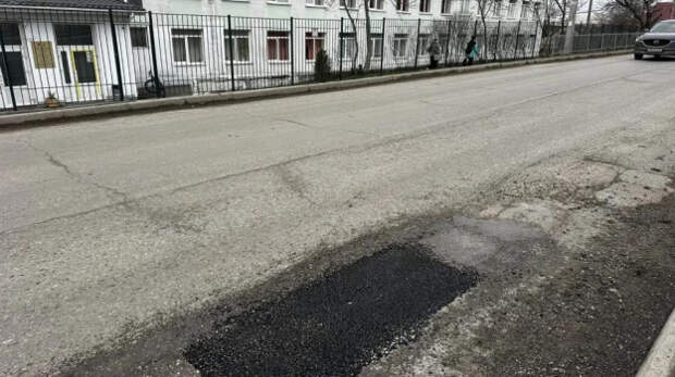В Крыму продолжается аварийный ямочный ремонт дорог