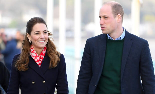 Кейт Миддлтон в шарфе с романтичным принтом посетила Уэльс с принцем Уильямом