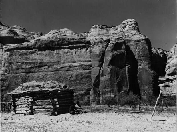 Мужчина отдыхает. Аризона, 1948 индейцы, история, навахо, фотография