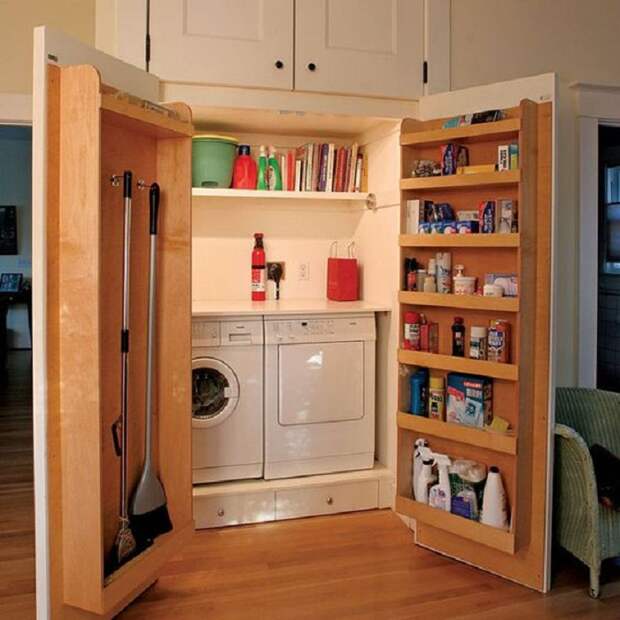 Хорошее и практичное решение чтобы создать оригинальное скрытое пространство для хранения домашнего инвентаря.