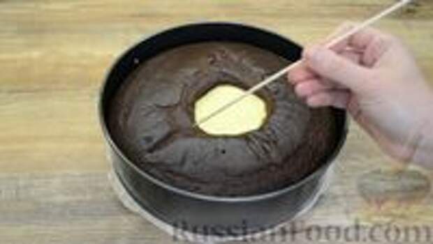 Фото приготовления рецепта: Шоколадный пирог-ватрушка с творожной начинкой - шаг №9