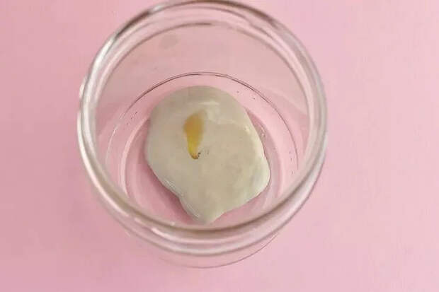 Простые банки и стаканы превращаются в декор: 3 способа покрасить стеклянные предметы